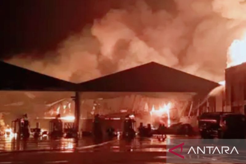 Kebakaran Gudang Limbah B3 di Karawang Berhasil Dipadamkan Setelah 8 Jam