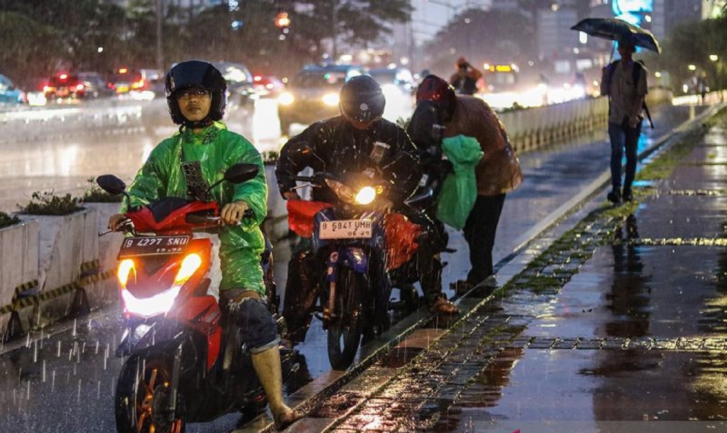 Pernyataan BRIN Agar Warga Jakarta Tak Perlu Khawatir Hujan Mikroplastik, Sangat Mengherankan
