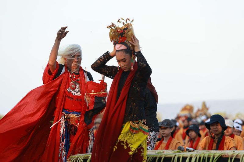 Spektakuler! Ribuan Penari Warnai Festival Gandrung Sewu 2025 di Pantai Marina Boom Banyuwangi