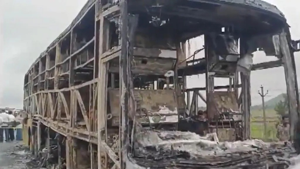 Tabrak Sepeda Motor, Sebuah Bus di India Meledak dan Terbakar, 19 Orang Tewas di Tempat 