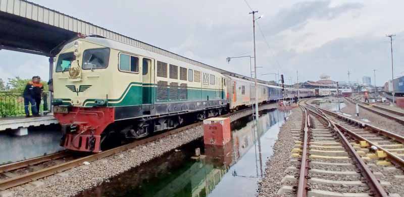 Hujan Lebat di Semarang Sebabkan Jalur Rel Stasiun Semarang Tawang-Alastua Tergenang