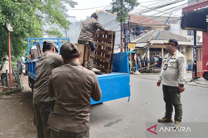 Petugas Satpol PP Tertibkan PKL Liar dan Odong-odong di Jatinegara Jaktim