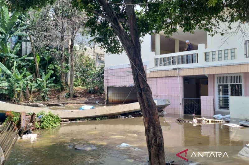 SDA Jaksel Siapkan 7 Pompa Tangani Banjir Akibat Tanggul Jebol