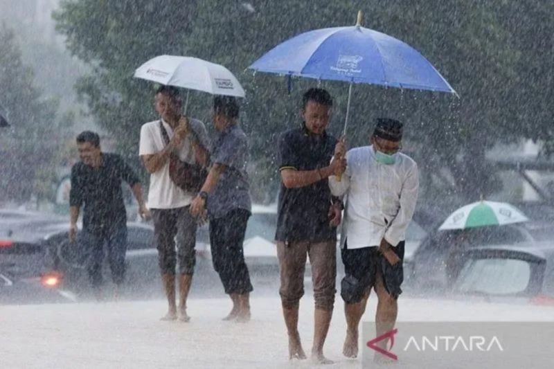 BMKG Ingatkan Masyarakat Waspadai Hujan Petir, Cuaca Panas, hingga Banjir Rob pada Jumat