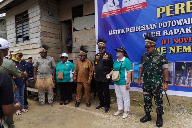 Bupati Mimika Resmikan PLTD dan PLTS Potowayburu, Warga Akhirnya Nikmati Terang