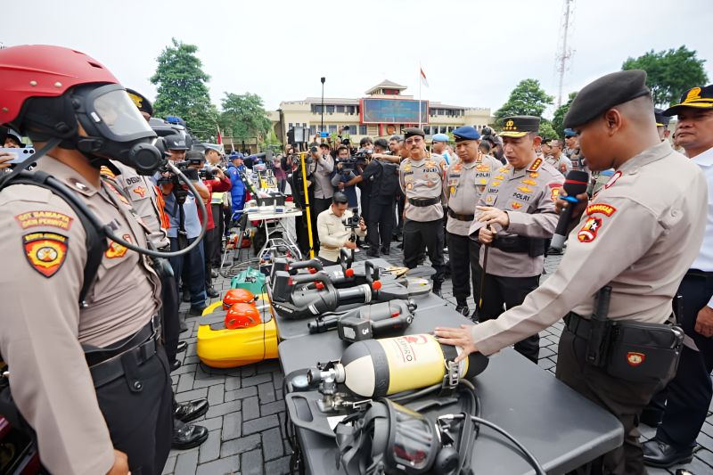 Kapolri Listyo Sigit Instruksikan Delapan Langkah Upaya Tanggap Darurat Bencana di Seluruh Indonesia