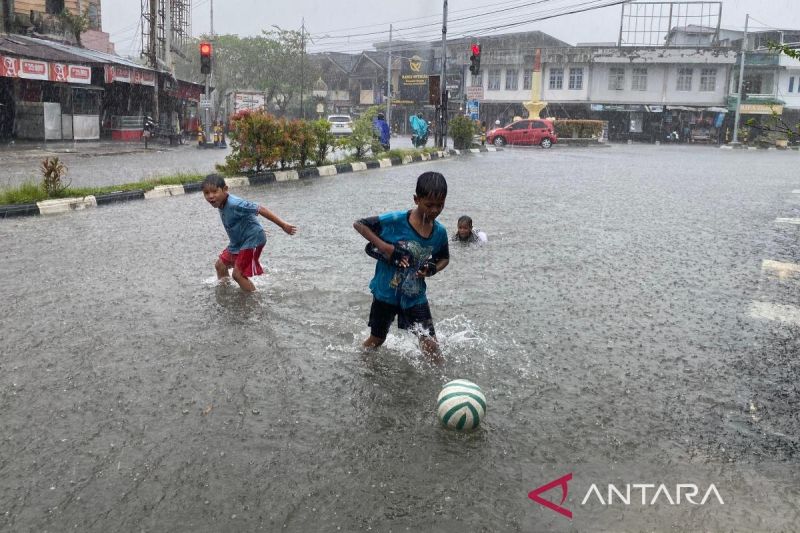 Bibit Siklon Sebabkan Hujan Lebat dan Angin Kencang