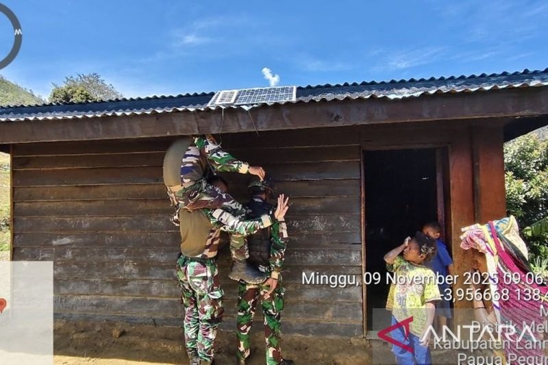 Satgas Pamtas Yonif 511/DY Pasang Lampu Tenaga Surya untuk Warga di Pedalaman Papua