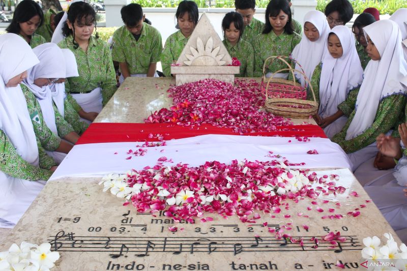 Wage Rudolf Supratman: Pahlawan Sunyi yang Berjuang Lewat Biola dan Pena