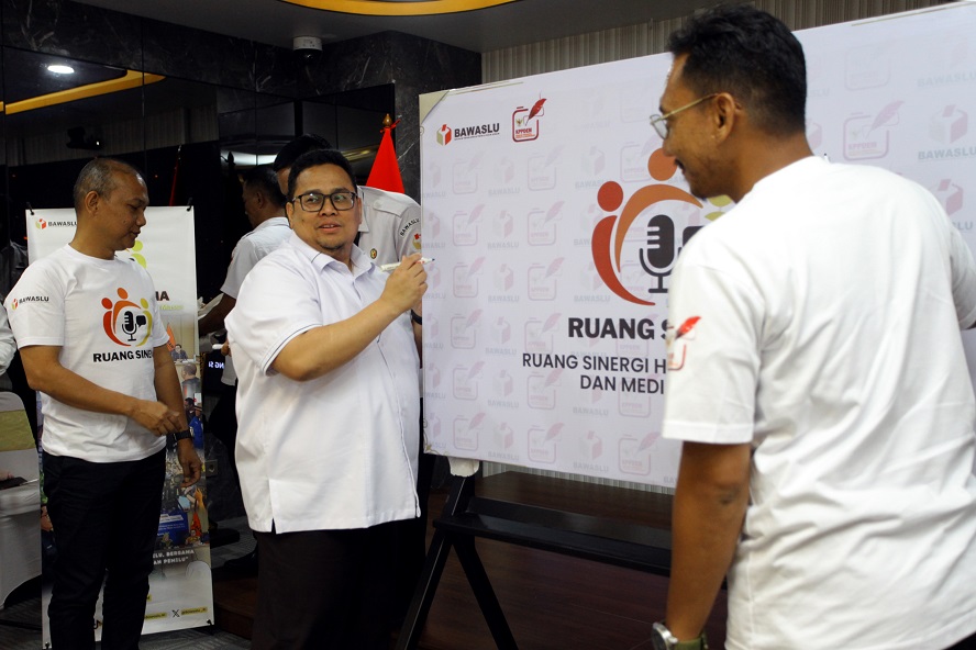 Perkuat Hubungan dengan Media Massa, KPP DEM dan Bawaslu Teken MoU Kolaborasi Informasi Publik