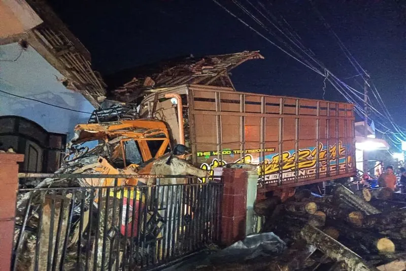 Rem Truk Blong Diduga Penyebab Laka  Beruntun yang Tewaskan Satu Orang di Lumajang