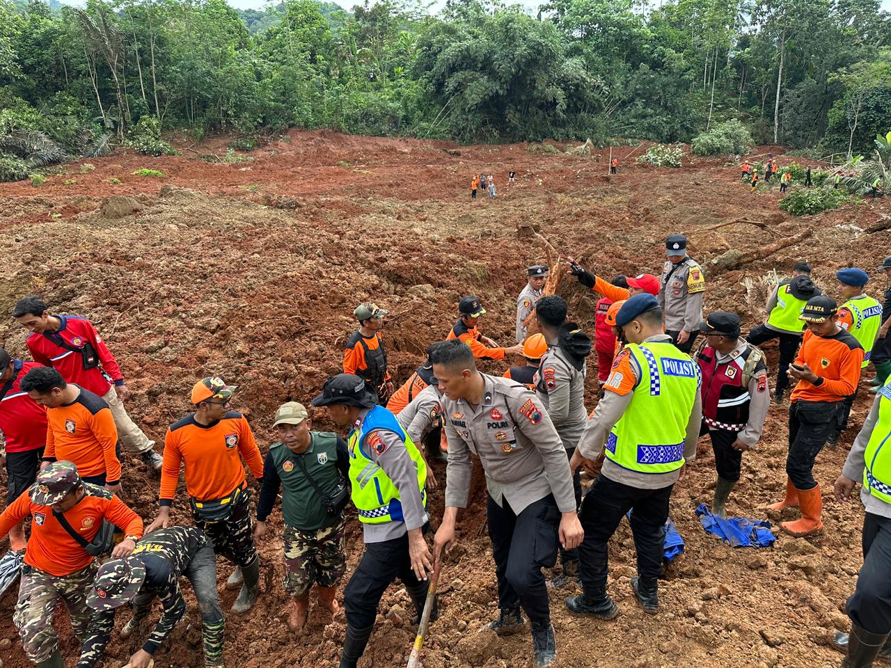 21 Warga Tertimbun, Polri Kerahkan 155 Personel, 4 Anjing Pelacak, dan Perkuat Operasi SAR Longsor Cibeunying 