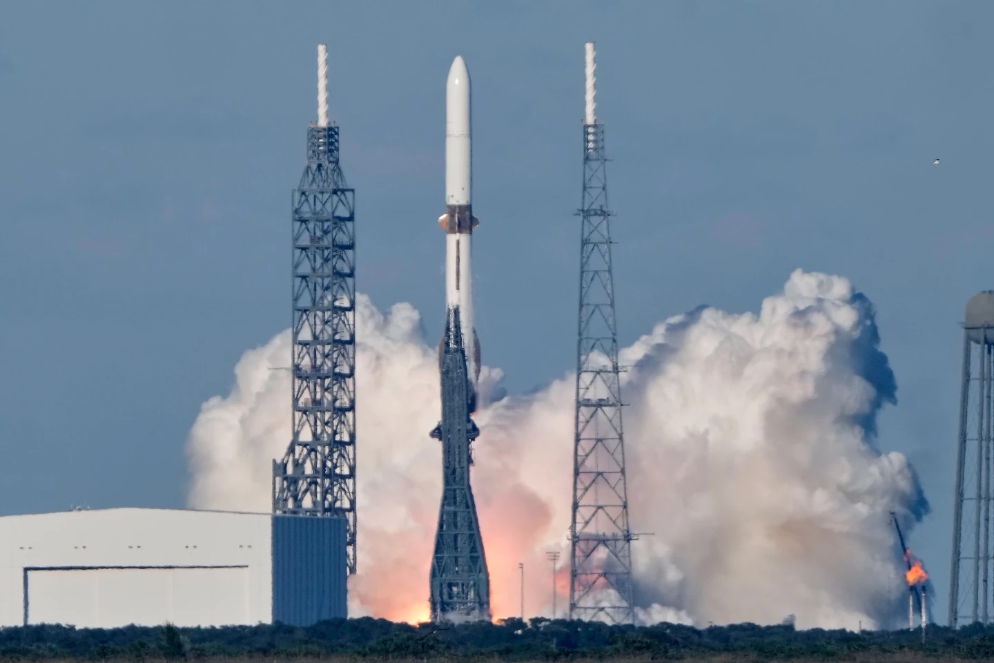 Blue Origin Sukses Luncurkan Roket Raksasa yang Membawa Pesawat Kembar NASA ke Planet Mars