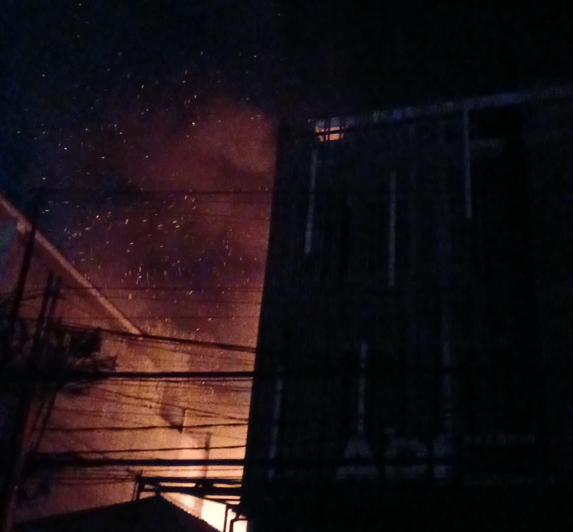 Kebakaran Hebat di Bendungan Hilir: Warga Panik, Damkar Kerahkan 20 Unit untuk Jinakkan Api