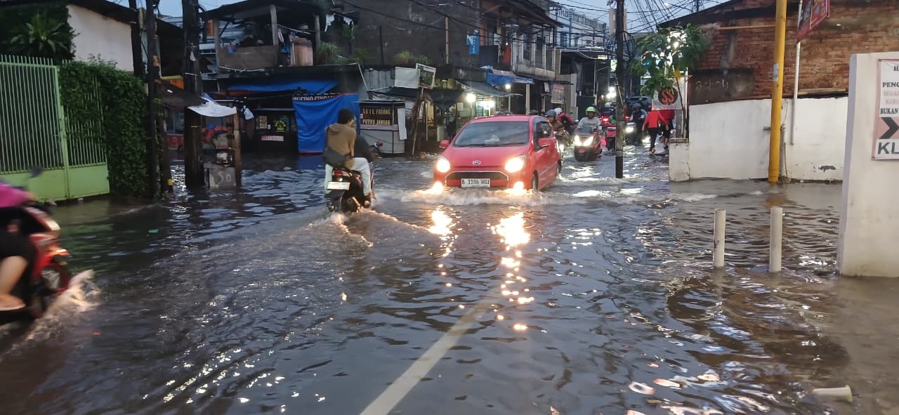 Banjir Tangsel: Jalan Prof. Dr. Hamka Diselimuti Genangan Air Melumpuhkan Aktivitas Warga