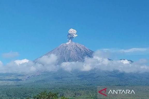 Hati-hati! PVMBG Tingkatkan Aktivitas Gunung Api Semeru ke Level Awas