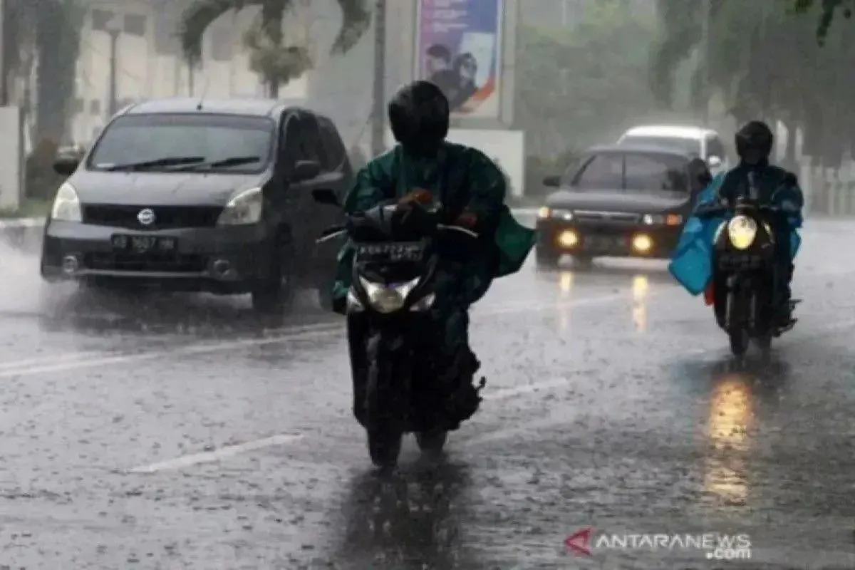 BMKG: Sebagian Besar Wilayah Indonesia Akan Hujan dengan Intensitas Ringan hingga Sedang pada Rabu