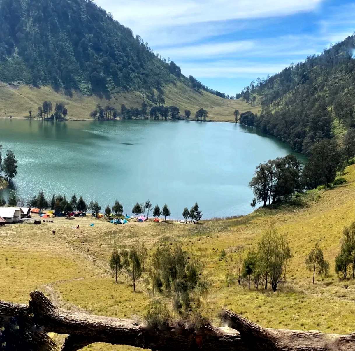 Erupsi Semeru: Ratusan Pendaki Terjebak di Sekitar Danau Ranu Kumbolo, Evakuasi Belum Bisa Dilakukan 