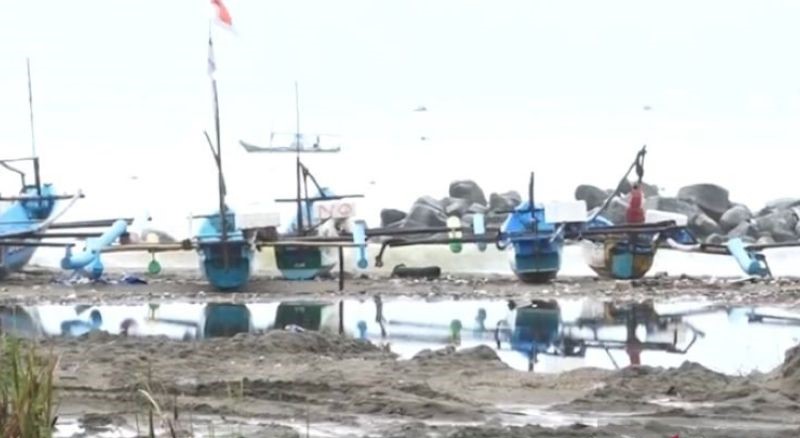Pemprov Jabar dan TNI AL Bersih-bersih Pantai Cisolok di Sukabumi
