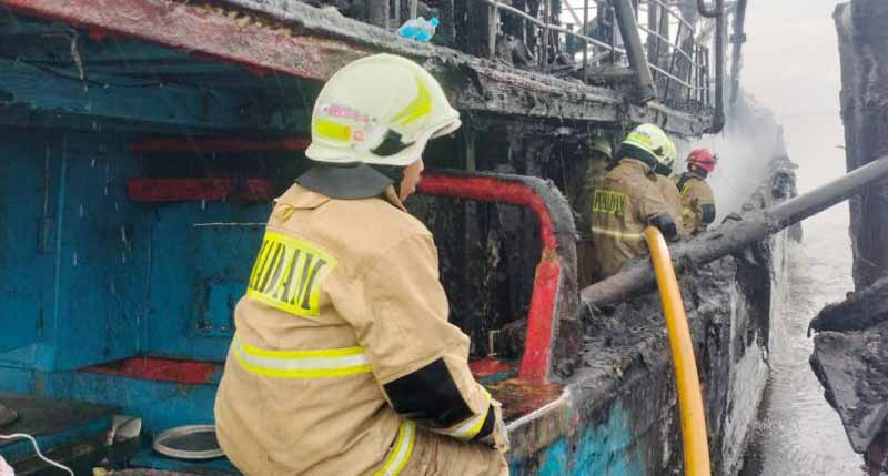 45 Personel Gulkarmat Dikerahkan untuk Padamkan Kebakaran Kapal di Muara Angke