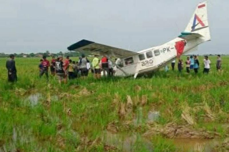 Pesawat Cessna Jatuh di Areal Persawahan Desa Kertawaluya, Tirtamulya