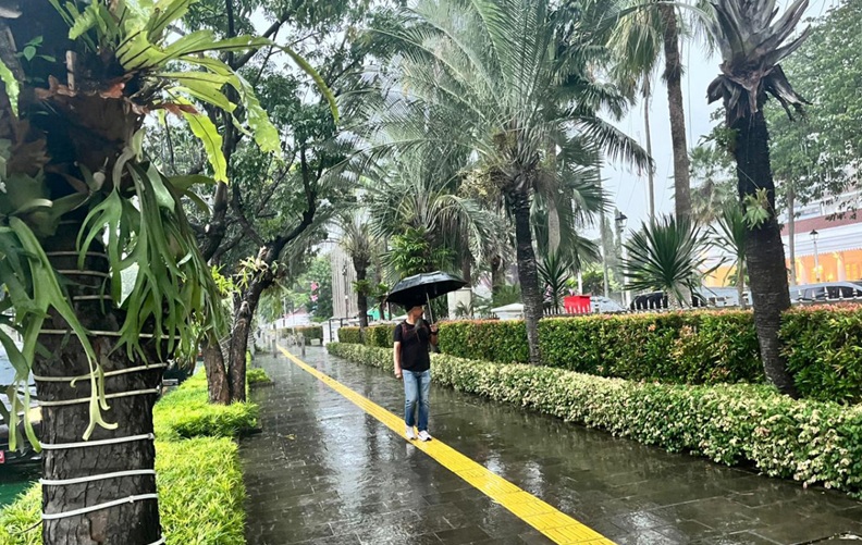 BMKG: Seluruh Jakarta Diguyur Hujan Siang dan Sore Hari, Jangan Lupa Bawa Payung!