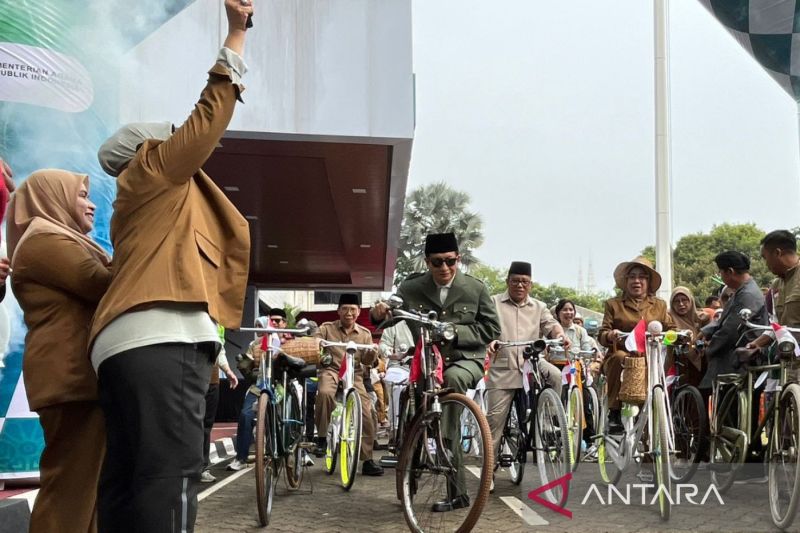 Peringati Hari Guru, Menag Nasaruddin Umar Naik Sepeda Ontel Bersama Ratusan Guru Lintas Iman 