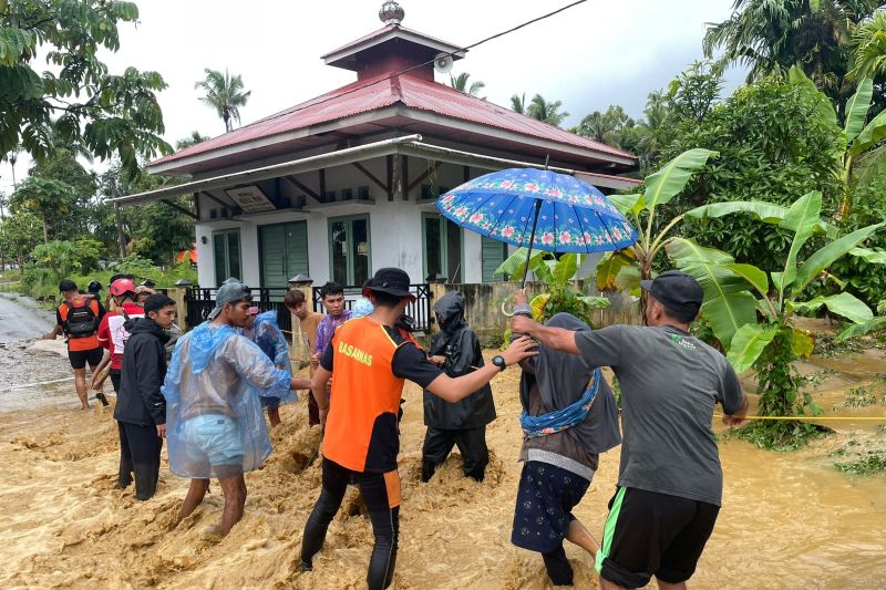 Basarnas Padang Kerahkan Tiga Perahu Karet Evakuasi Warga Agam