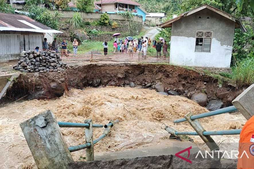 Penyerahan Bantuan Logistik untuk Korban Banjir Bandang