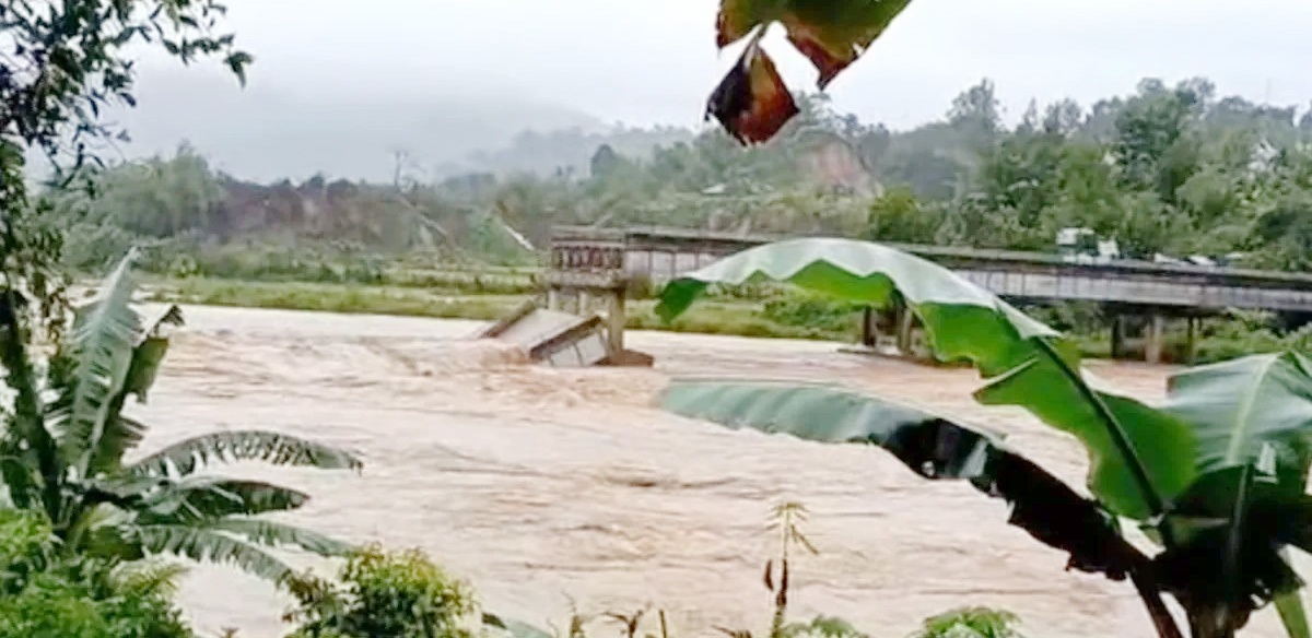 Jembatan Koto Buruak di Lubuk Alung Padang Pariaman Ambruk, Seorang Ibu dan Anaknya Jatuh Tercebur