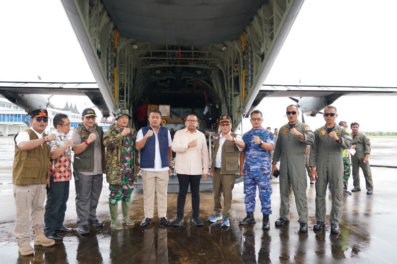 Bantuan Instruksi Presiden Prabowo Tiba di Bandara Minangkabau untuk Penanganan Banjir Sumatera