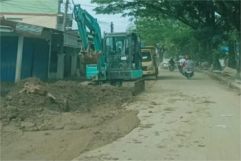 Meski Masih Khawatir Bakal Ada Galodo Susulan, Warga Pauh, Kota Padang, Tetap Bergotong royong Bersihkan Lumpur