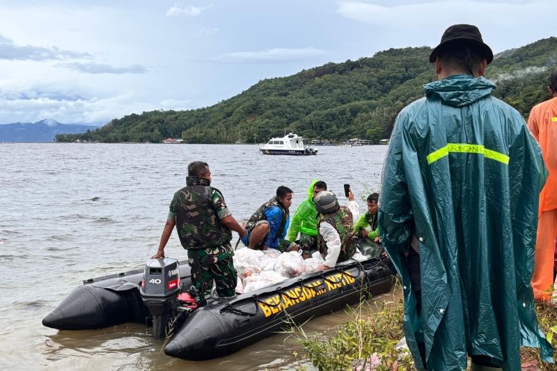 Terjang Medan Sulit, Pemkab Solok Gunakan Perahu untuk Salurkan Bantuan ke Warga Terisolasi