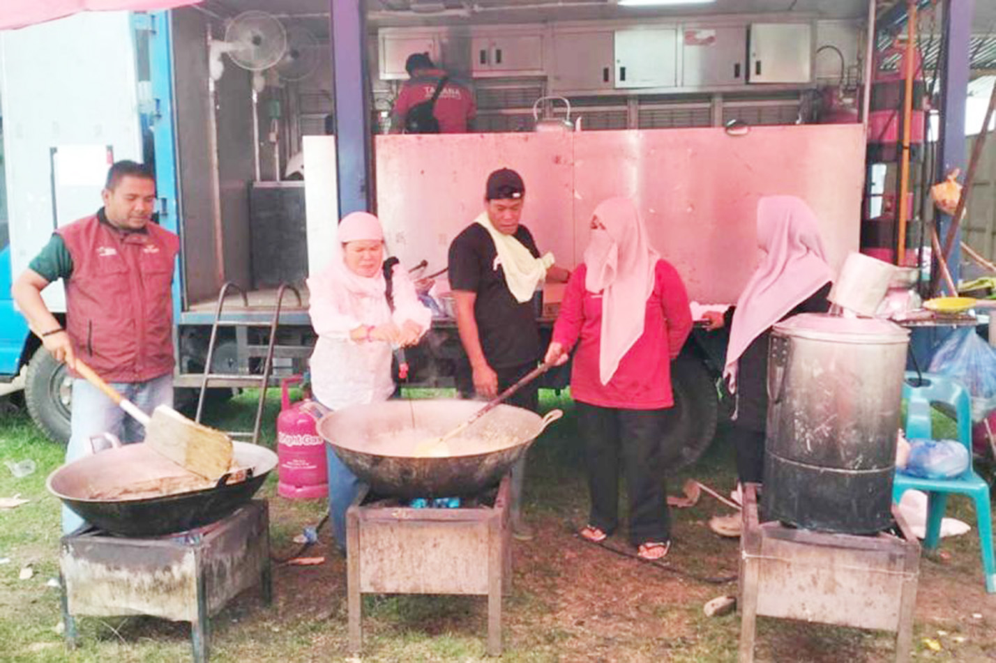 Dinsos Aceh Tenggara Salurkan Nasi Bungkus untuk Korban Banjir
