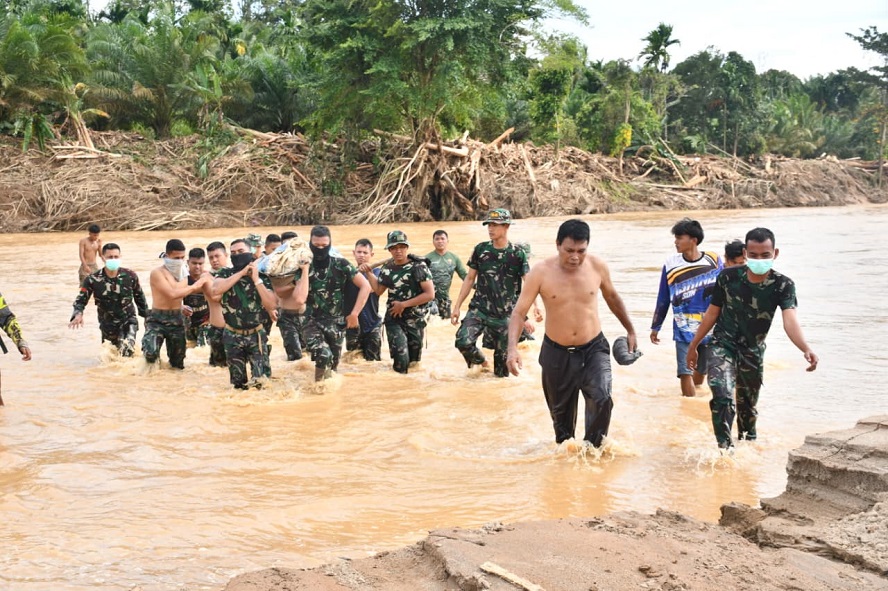 Satgas Gulben Kodam I/BB Temukan dan Evakuasi Jenazah Korban Banjir di Tapanuli Selatan