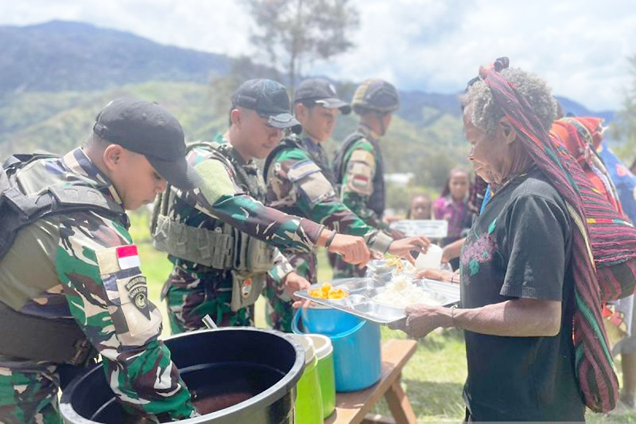 Jangkau Kampung Terisolasi, Satgas Yonif 511 Bagikan 200 Paket Program MBG di Pegunungan Papua