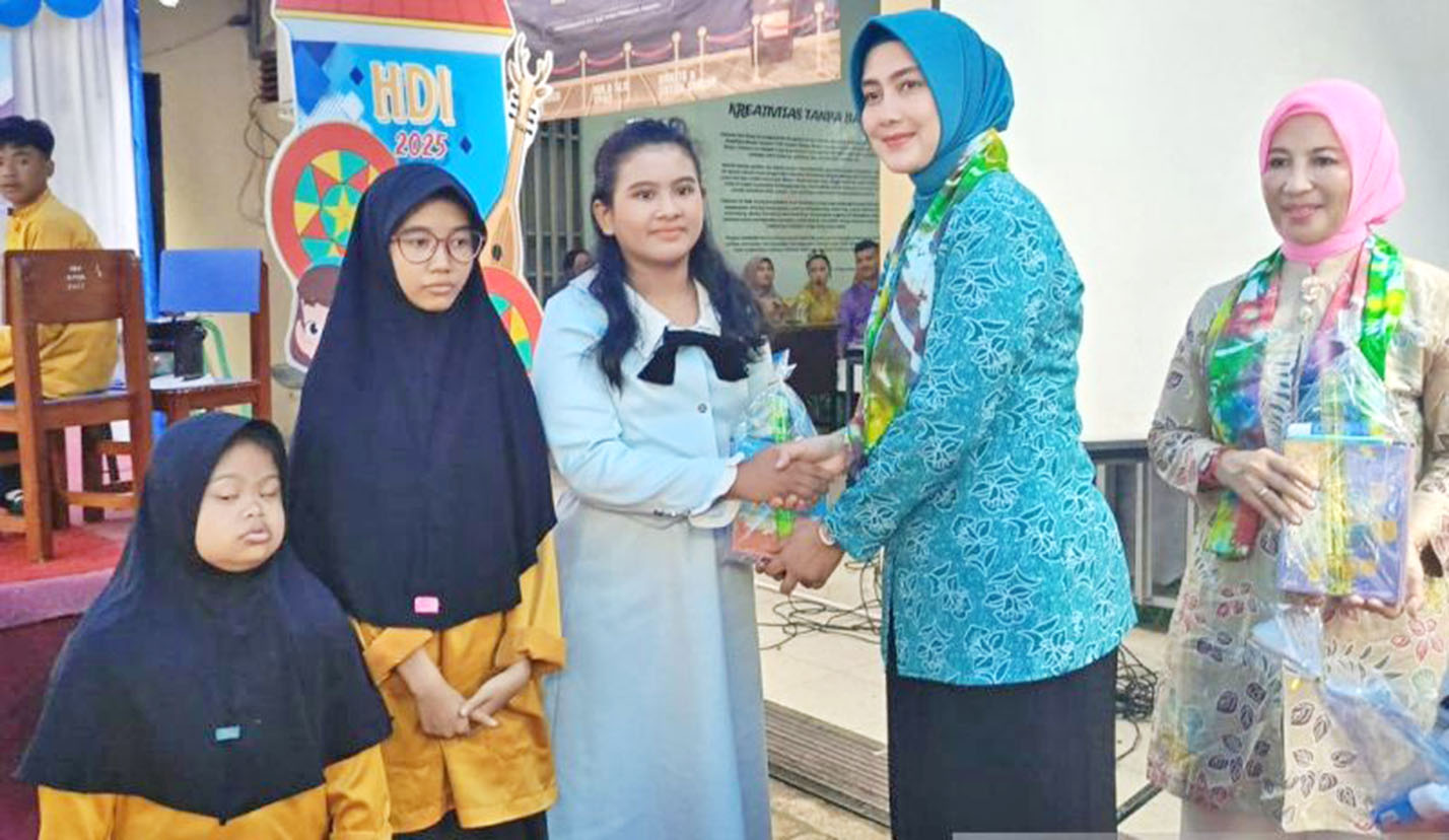 Ketua PKK Babel Borong Komik Karya Siswa Disabilitas 