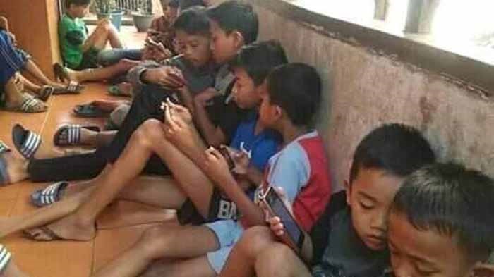 Gadget Tak Lagi Aman: Teknologi Melesat, Kesehatan Mental Anak-Remaja Tertekan