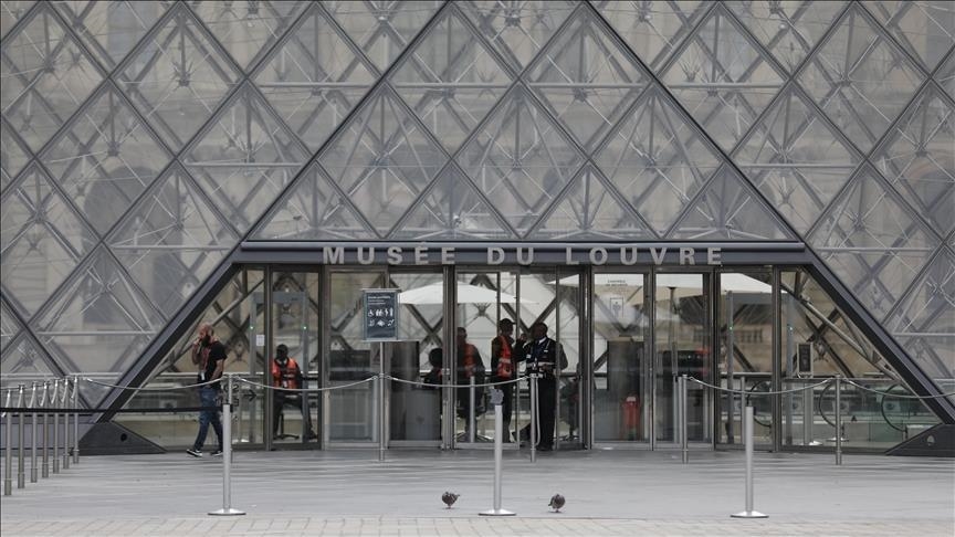 Museum Louvre Alami Kebocoran Air: 400 Buku Rusak, Prasarana Tua Disorot Lagi Pasca Aksi Pencurian
