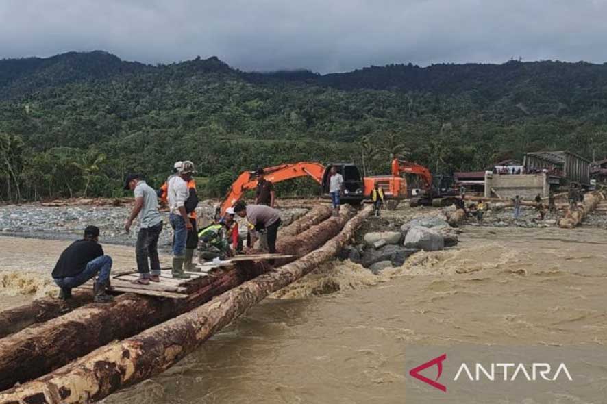 Pembangunan Jembatan Sementara di Lokasi Bencana Banjir Bandang Aceh