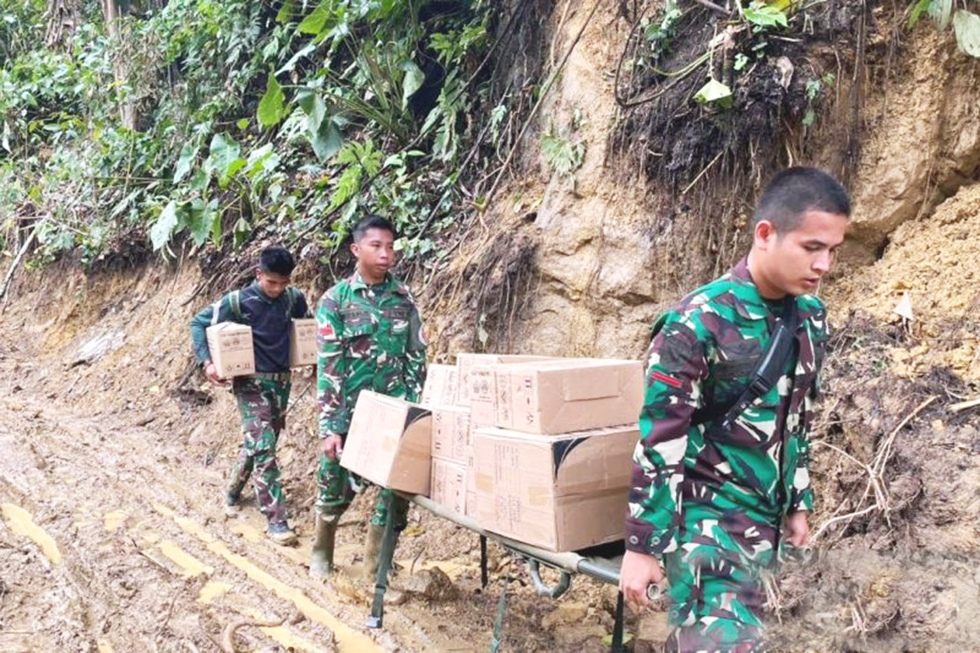 Prajurit TNI Jalan Kaki Tembus Wilayah Longsor Bawa Obat untuk Warga