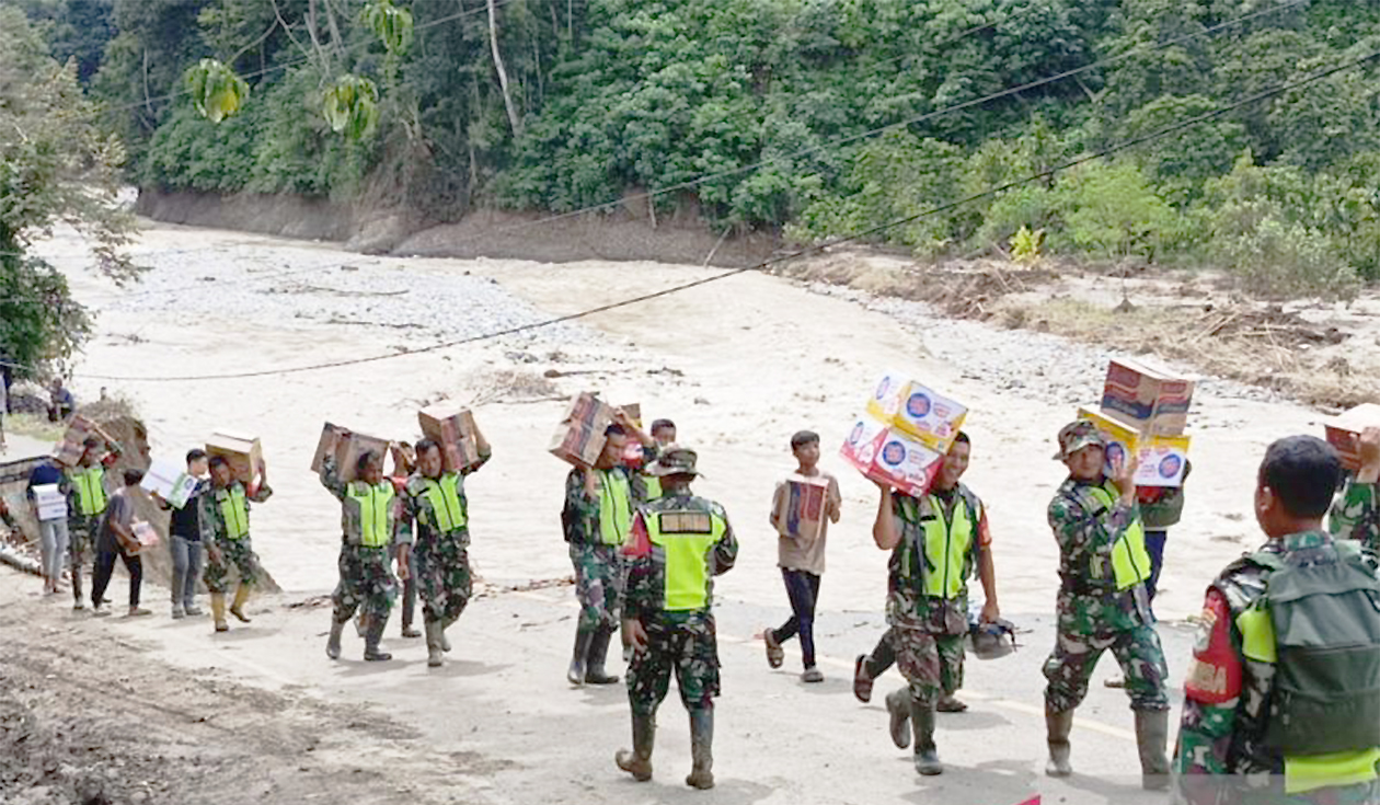Jalur Putus Total, Prajurit TNI AD Jalan Kaki Pikul Satu Ton Logistik Menuju Desa Terisolasi di Aceh
