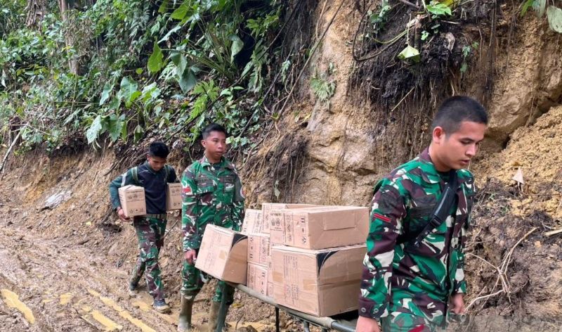 Bawa Obat-obatan, Prajurit TNI Jalan Kaki Tembus Wilayah Terisolir di Aceh Tengah 