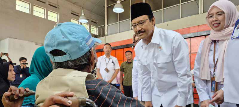 Penyaluran BLTS Kesra 2025 di Jatinegara Jaktim Ditinjau Mensos  