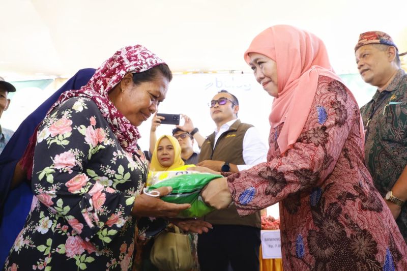 Khofifah Pastikan Ketersediaan Bahan Pokok di Jatim Jelang Natal