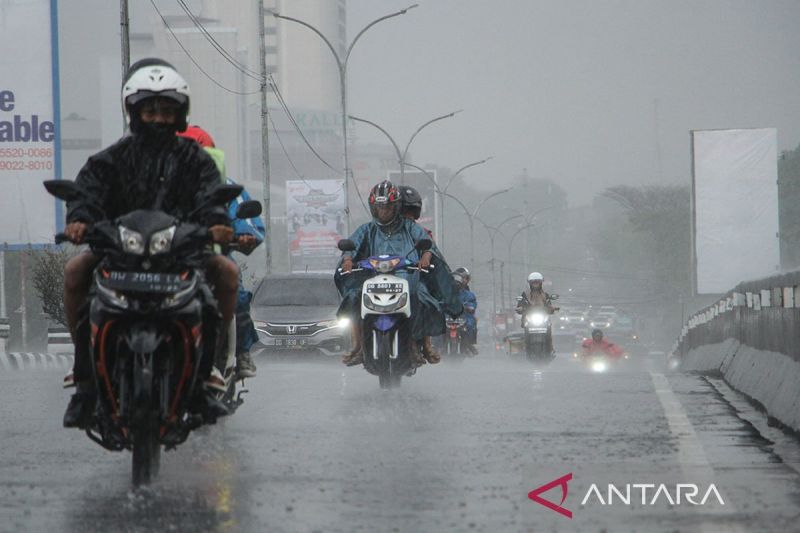 BMKG: Hujan Petir Berpotensi Guyur Sebagian Wilayah Indonesia pada Minggu