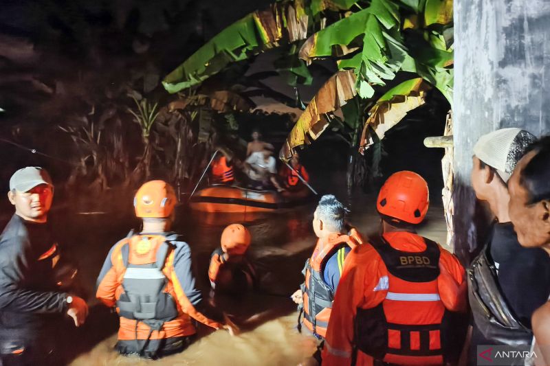Basarnas Banyuwangi Evakuasi Tiga Warga yang Terjebak Banjir