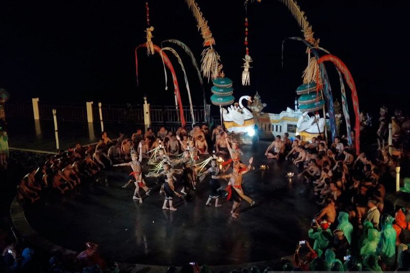 Tarian Dayak Kalteng Tampil di Panggung Pertunjukan Tari Kecak di Bali