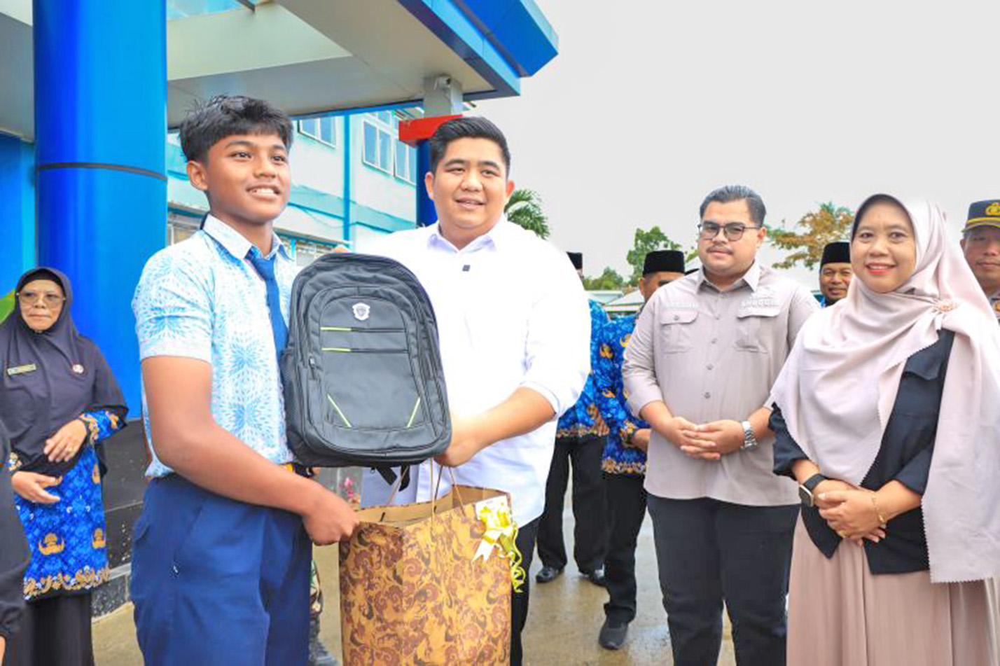 6.434 Siswa Baru Terima Seragam Sekolah Gratis dari Pemkab Bintan