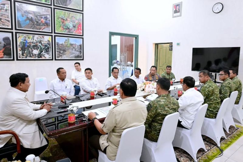 Presiden Prabowo Gelar Rapat Terbatas Bersama Panglima TNI dan Kapolri di Sumatera Barat